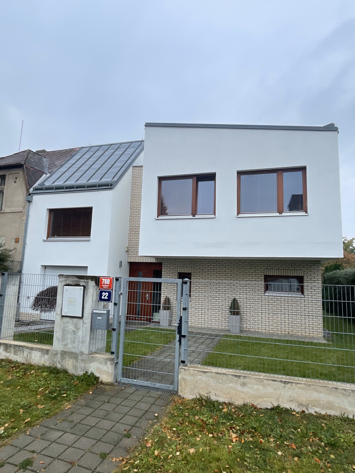 renovace fasády napadené řasami pomocí biocidního přípravku a fasádního nátěru