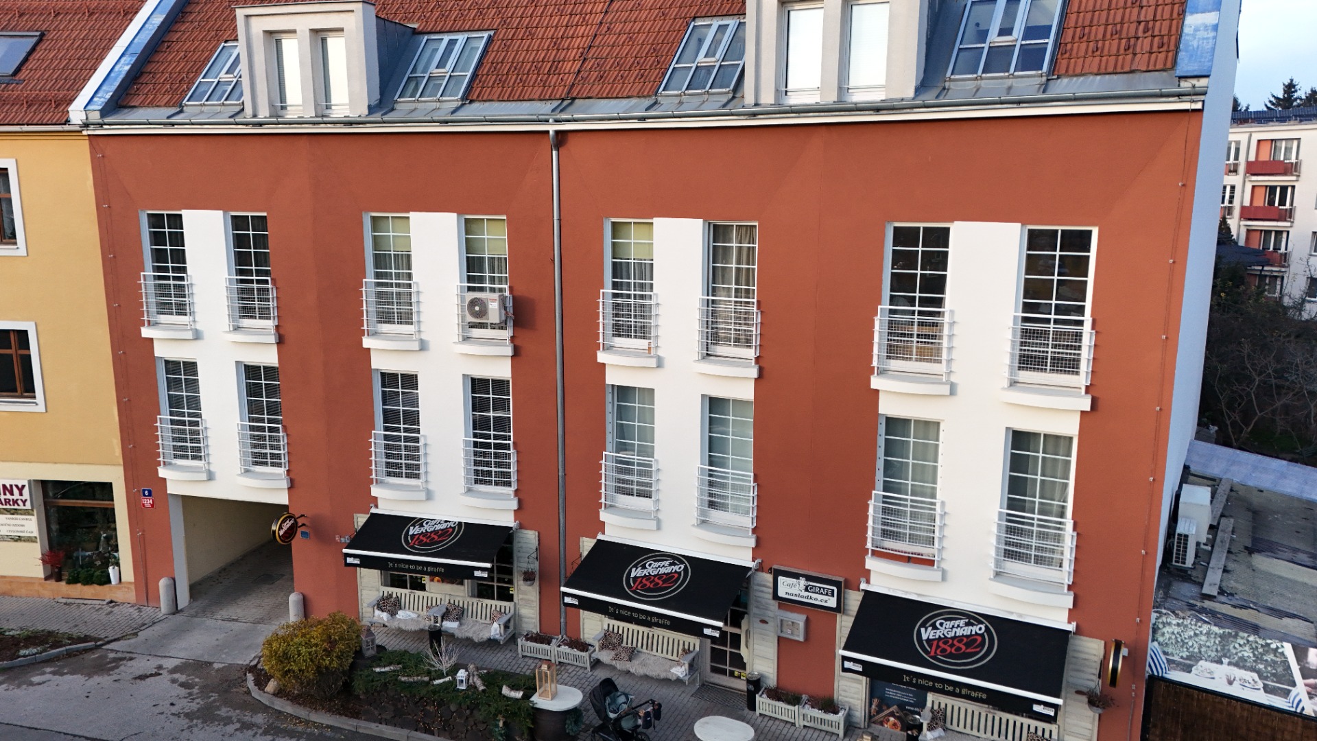 renovace čelní stěny fasády objektu s renovací balkonů a přilehlých zábradlí